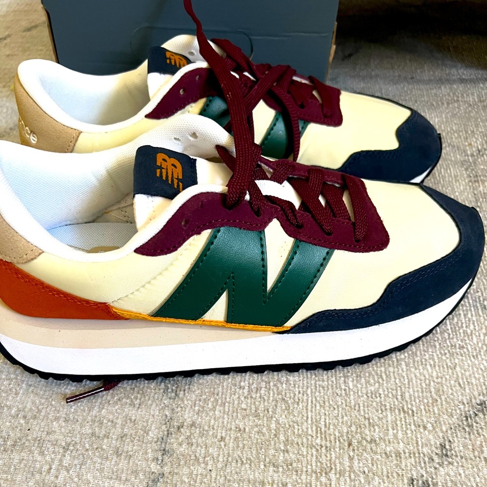 New Balance mens 8.5 womens 10.5